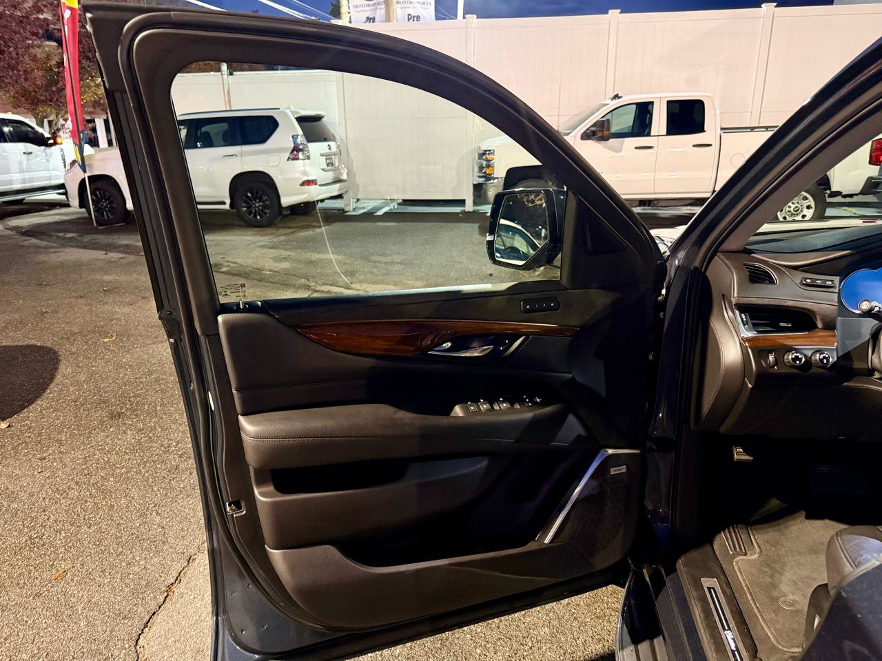 Used 2020 Cadillac Escalade Luxury AWD/4WD image 13
