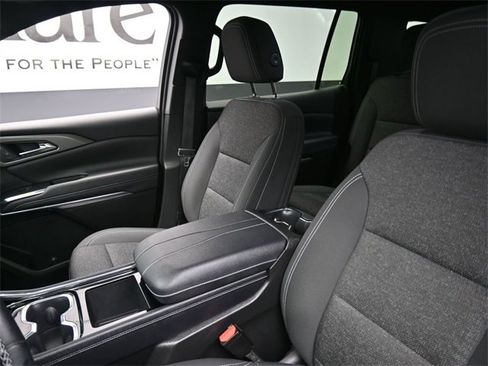 Used 2025 Chevrolet Traverse LT image 16