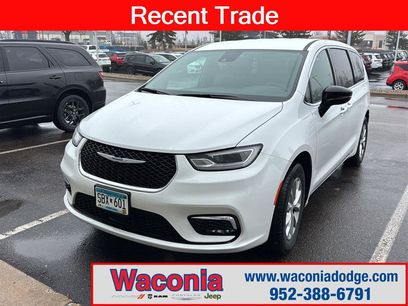 Used 2025 Chrysler Pacifica Select