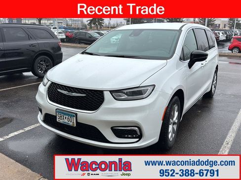 Used 2025 Chrysler Pacifica Select image 1