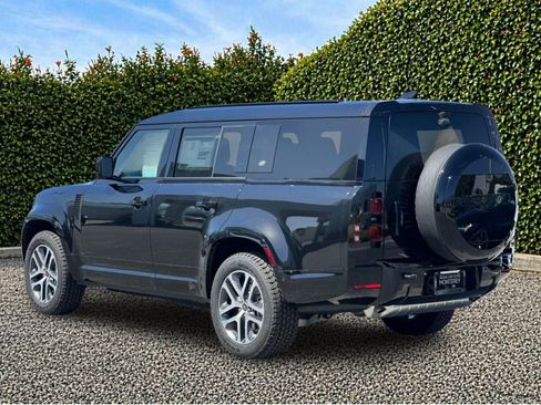 New 2024 Land Rover Defender 130 X-Dynamic SE AWD/4WD image 4