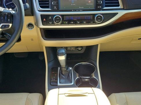 Used 2019 Toyota Highlander Limited FWD image 20