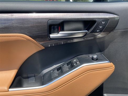New 2026 Toyota Highlander Platinum image 15