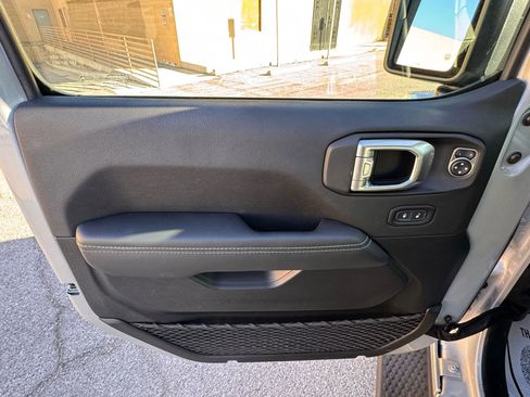 Used 2022 Jeep Wrangler Unlimited Sahara image 12