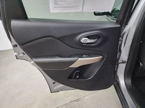 Used 2017 Jeep Cherokee Latitude w/ Cold Weather Group AWD/4WD image 21