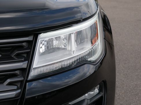 Used 2018 Ford Explorer XLT w/ Equipment Group 202A AWD/4WD image 16