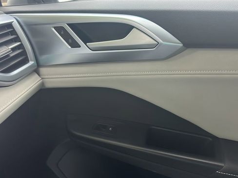 Used 2025 Volkswagen Taos SE w/ Panoramic Sunroof Package image 15