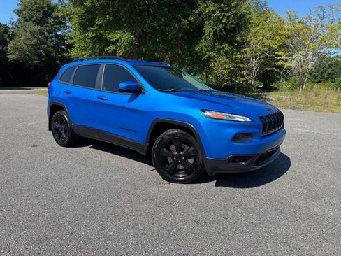 Used 2018 Jeep Cherokee Latitude w/ Altitude Package FWD image 18