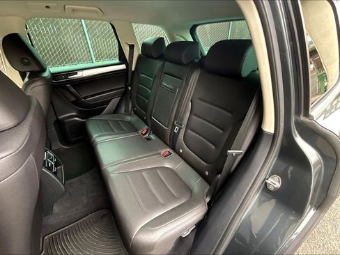 Used 2016 Volkswagen Touareg Sport image 25