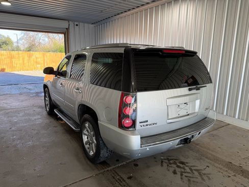 Used 2010 GMC Yukon Denali RWD image 2