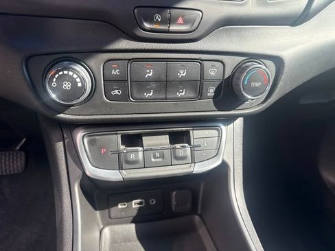Used 2024 GMC Terrain SLE AWD/4WD image 15