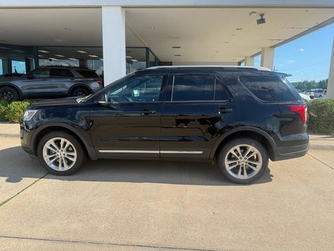 Used 2018 Ford Explorer XLT w/ Equipment Group 202A AWD/4WD image 3