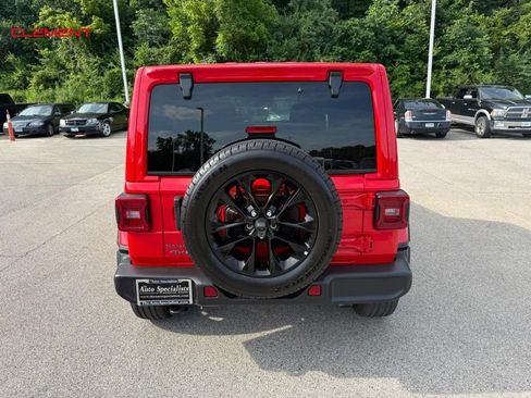 Used 2025 Jeep Wrangler Unlimited Sahara AWD/4WD image 7
