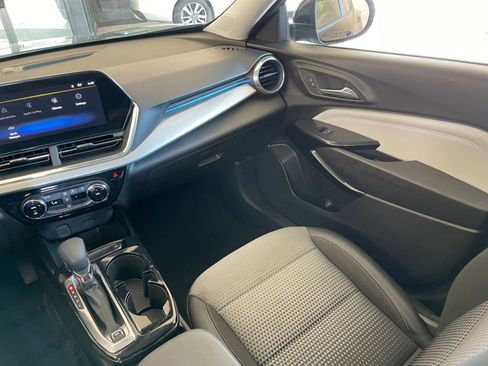 Used 2025 Chevrolet Trax LT FWD image 34