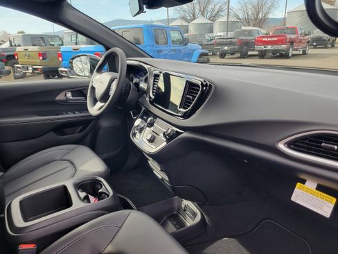 New 2026 Chrysler Voyager LX image 22