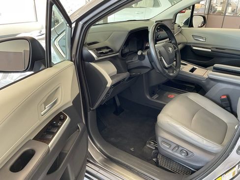 Used 2021 Toyota Sienna XLE image 9