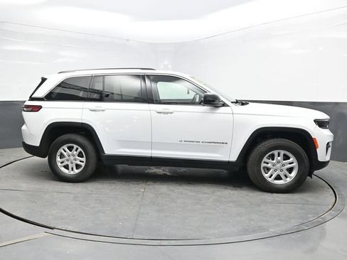 Used 2022 Jeep Grand Cherokee Laredo AWD/4WD image 9