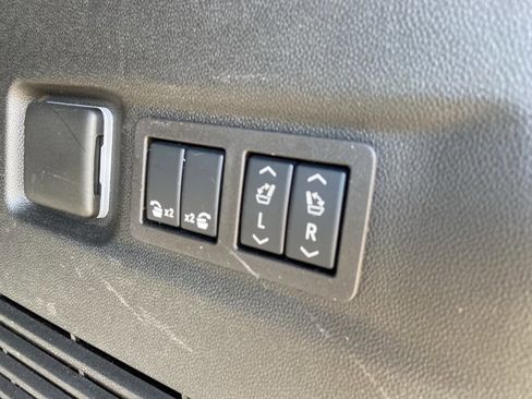 Used 2025 GMC Yukon XL Denali AWD/4WD image 59