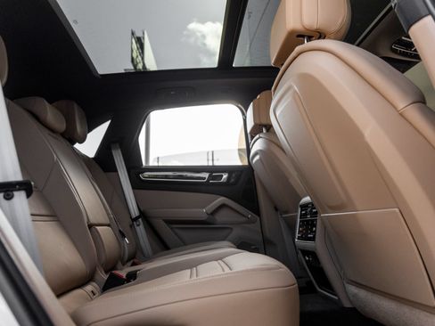 Certified 2023 Porsche Cayenne Platinum Edition AWD/4WD image 41