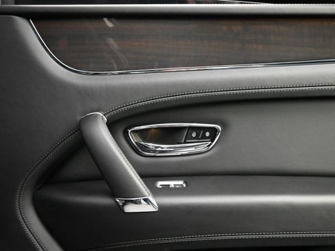 Used 2019 Bentley Bentayga AWD/4WD image 68
