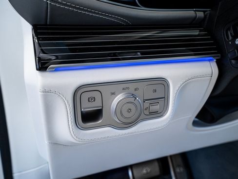 Used 2024 Mercedes-Benz Maybach GLS 600 4MATIC image 40