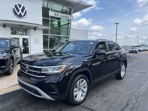 Used 2023 Volkswagen Atlas Cross Sport SE w/ Panoramic Sunroof Package AWD/4WD image 2