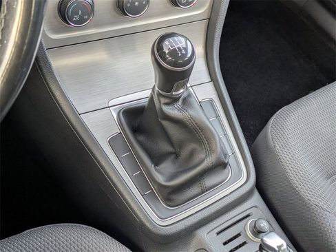 Used 2016 Volkswagen Golf S image 22