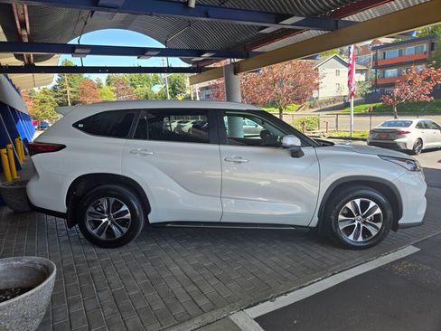 Used 2023 Toyota Highlander XLE image 4