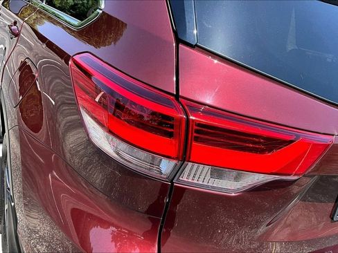 Used 2019 Toyota Highlander XLE AWD/4WD image 23