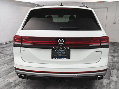 Used 2025 Volkswagen Atlas Peak Edition SE image 5