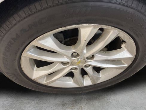 Used 2018 Chevrolet Malibu LT FWD image 2