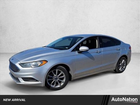 Used 2017 Ford Fusion SE w/ Fusion SE Technology Package image 1