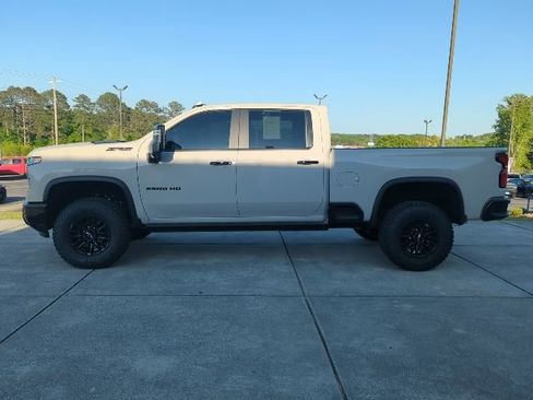 Used 2026 Chevrolet Silverado 2500 ZR2 w/ LPO, Dark Essentials Package AWD/4WD image 4