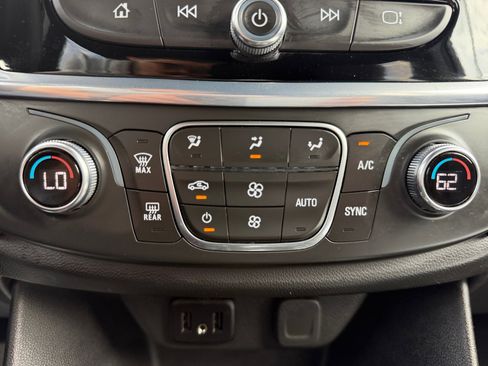 Used 2022 Chevrolet Traverse LT image 11