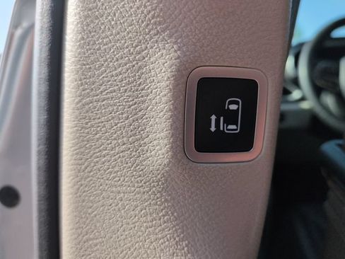 Used 2023 Chrysler Pacifica Touring-L FWD image 26