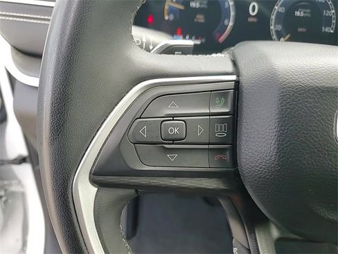 Used 2023 Jeep Grand Cherokee L Laredo image 15