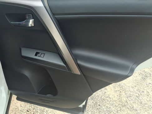 Used 2018 Toyota RAV4 XLE AWD/4WD image 10