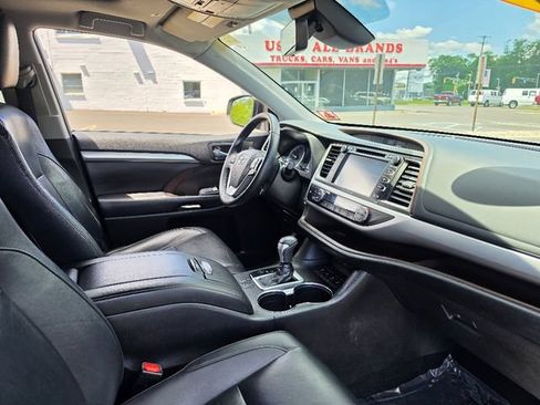 Used 2019 Toyota Highlander XLE AWD/4WD image 11