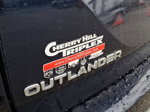 Used 2025 Mitsubishi Outlander SE image 4