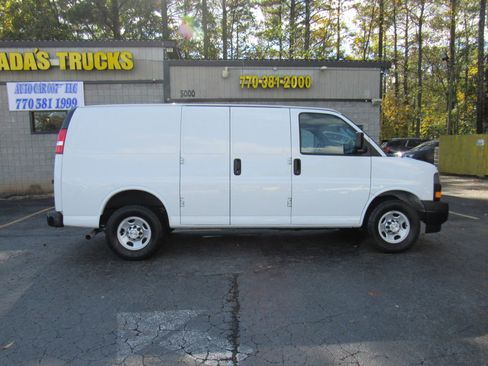 Used 2019 Chevrolet Express 2500 RWD image 3