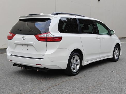 Used 2018 Toyota Sienna LE FWD image 3