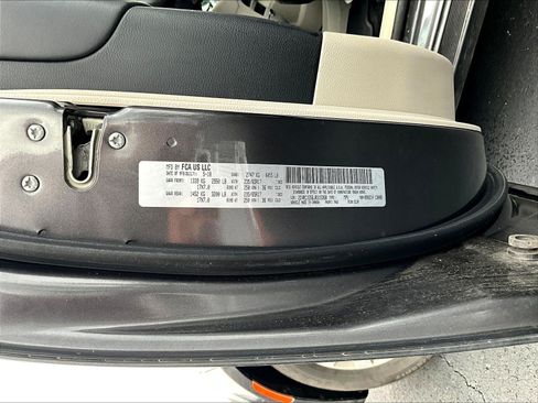 Used 2018 Chrysler Pacifica Touring-L Plus FWD image 4