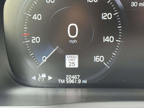 Certified 2022 Volvo XC90 T6 Momentum w/ Climate Package image 40