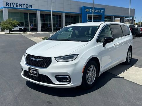 Used 2024 Chrysler Pacifica Touring-L FWD image 30