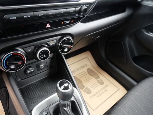 Used 2020 Hyundai Venue SE image 13