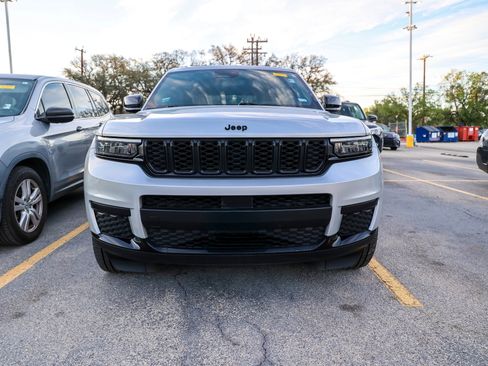 Used 2022 Jeep Grand Cherokee L Laredo image 4