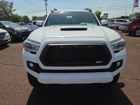 Used 2017 Toyota Tacoma TRD Sport w/ Tow Package (A/T) AWD/4WD image 8