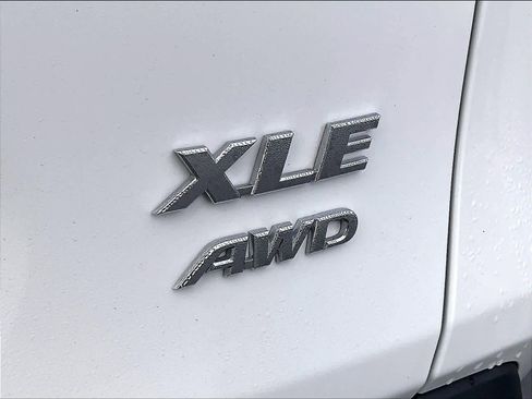 Used 2020 Toyota RAV4 XLE Premium image 11