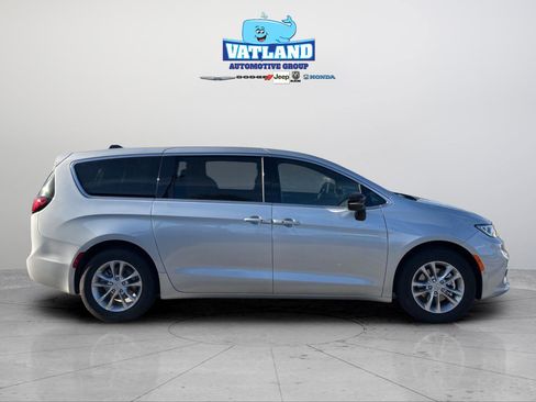 New 2026 Chrysler Pacifica Select FWD image 6