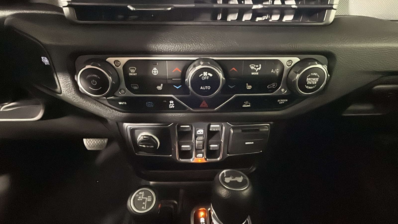 Used 2024 Jeep Wrangler Unlimited w/ Convenience Group AWD/4WD image 26